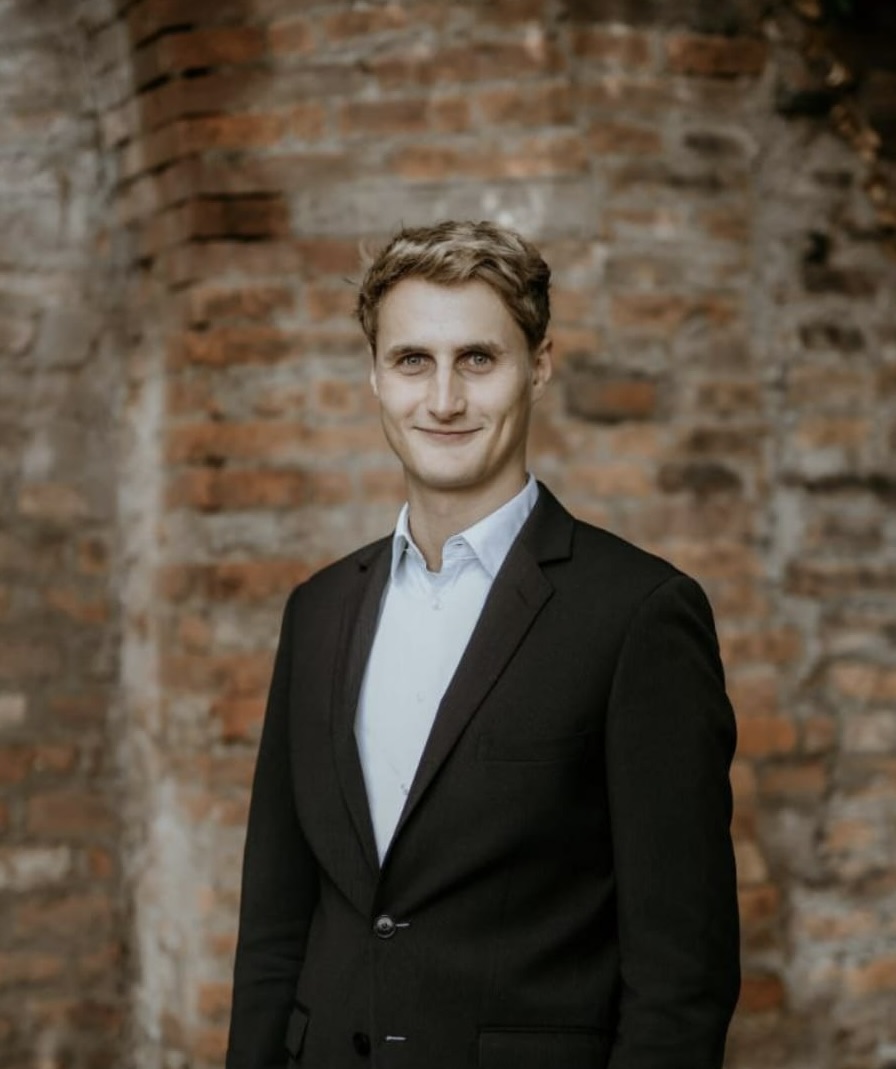 profile picture of Merlin Wassermann in front of a brick wall