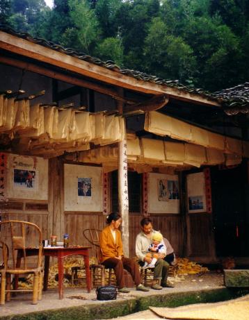 Household paper workshop in Jiajiang, China, ca. 1990. Photo: Jacob Eyferth.