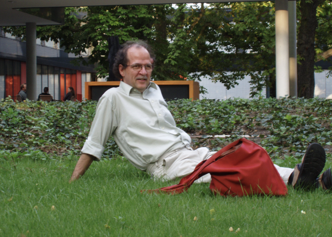 Photograph of Jochen Schneider in the MPIWG courtyard