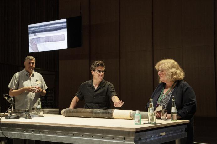 AWG members Francine McCarthy and Mark Williams discuss a GSSP-candidate core from Crawford Lake with historian of science Michelle Murphy at HKW in May 2022. Photo: Katy Otto/HKW.