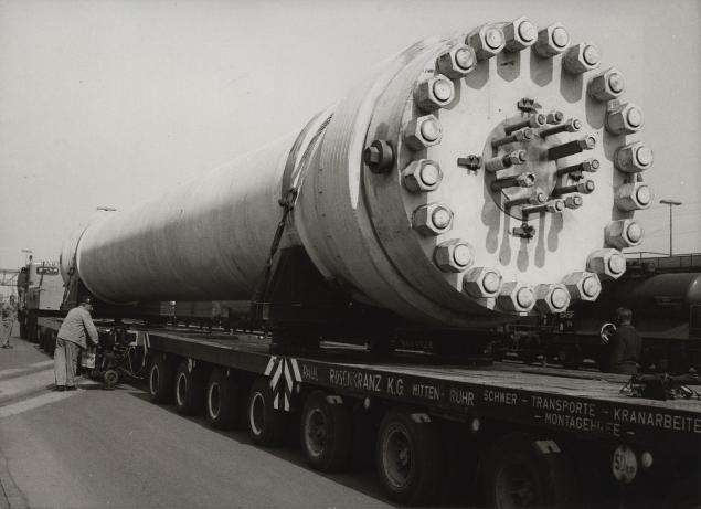 Picture of the transport of a high-pressure ammonia reactor (oven) in 1969