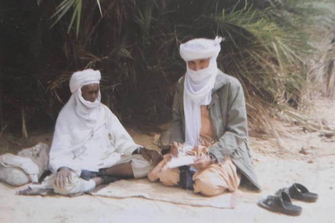 Dida Badi working with the elder Alhadj Bagui in a garden of Janet. Source: Dida Badi, 2024.