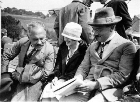 Arnold Sommerfeld in Zürich 1926 mit Annie Schrödinger und Peter Debye. Source: Sommerfeld-Projekt, Lehrstuhl für Geschichte der Naturwissenschaften, Ludwig-Maximilians-Universität München