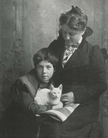 Milicent Shinn with her object of study, Ruth, at the age of seven. In: M. Shinn, Körperliche und geistige Entwicklung eines Kindes in biografischer Darstellung. Übersetzt ins Deutsche und hg. von W. Glabbach und G. Weber, Langensalza 1905.