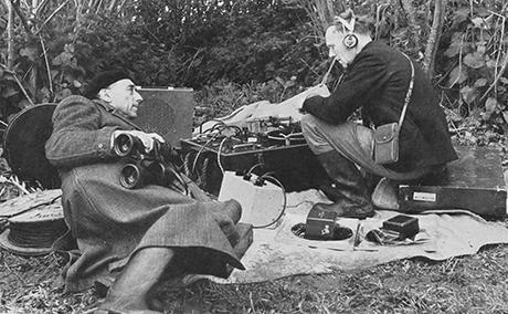 Abb. 3: Naturaufnehmer und Radio-Persönlichkeit Ludwig Koch (links) liegt wartend neben einem improvisierten Aufnahmestudio. Aus Koch (1955), Memoirs of a Birdman. London: Phoenix House.