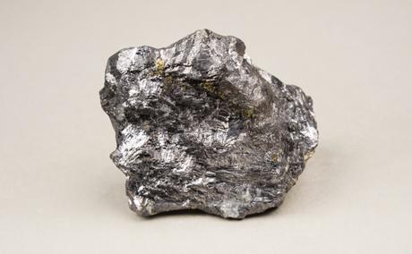 Fig. 2: This piece of galenite, a silver ore common in Saxony, belonged to the collection of the eminent eighteenth-century mineralogist Abraham Gottlob Werner. TU Bergakademie Freiberg, Geowissenschaftliche Sammlungen, Inv.-Nr. 108610. Photography: Susanne Paskoff.