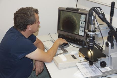 Frank Willer from the department for metal restoration at the Landesmuseum Bonn inspects a Roman steelyard under a Keyence microscope (photograph: Jochen Büttner).