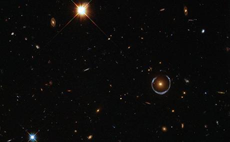 Abb. 2: Das Bild einer fernen Galaxis wird zu einem sogenannten Einstein-Ring verzerrt, aufgrund des Gravitationslinsen-Effekts, den Einstein auf Grundlage seiner allgemeinen Relativitätstheorie vorhergesagt hatte; Wikimedia Commons.