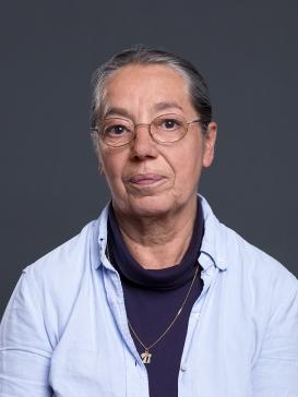 profile picture of Annette Vogt (white shirt, glasses), dark grey background