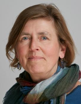 profile picture of Ellen Garske (half-length hair, blue shirt, scarf in various shades of green)