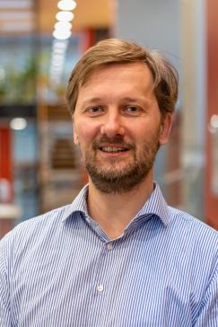 profile picture of research data manager Steffen Hennicke, taken in the MPIWG library