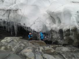 Meteorologists of Qinghai Institute of Meteorological Science collecting data on the edge of Karola Glacier