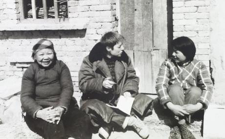 Susan Greenhalgh interviewing Shaanxi locals, 1988