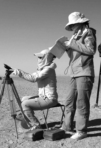 Ms. Wang Ling and Ms. Xu Na, meteorologists of the National Satellite Meteorological Center at work in Dunhuang, People’s Republic of China. Source: World Meteorological Administration, 20 Aug 2013/ Flickr CC BY-NC-ND 2.0.