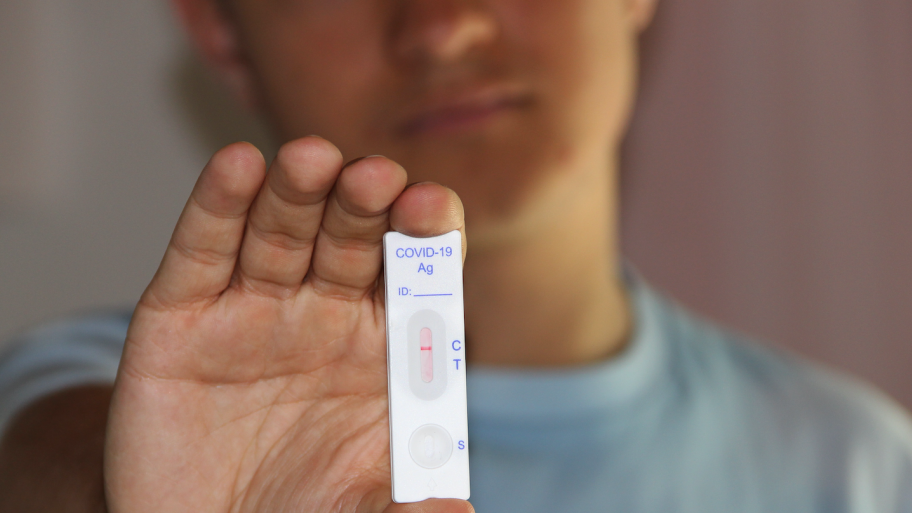Person holding a negative Covid-19 antigen test 